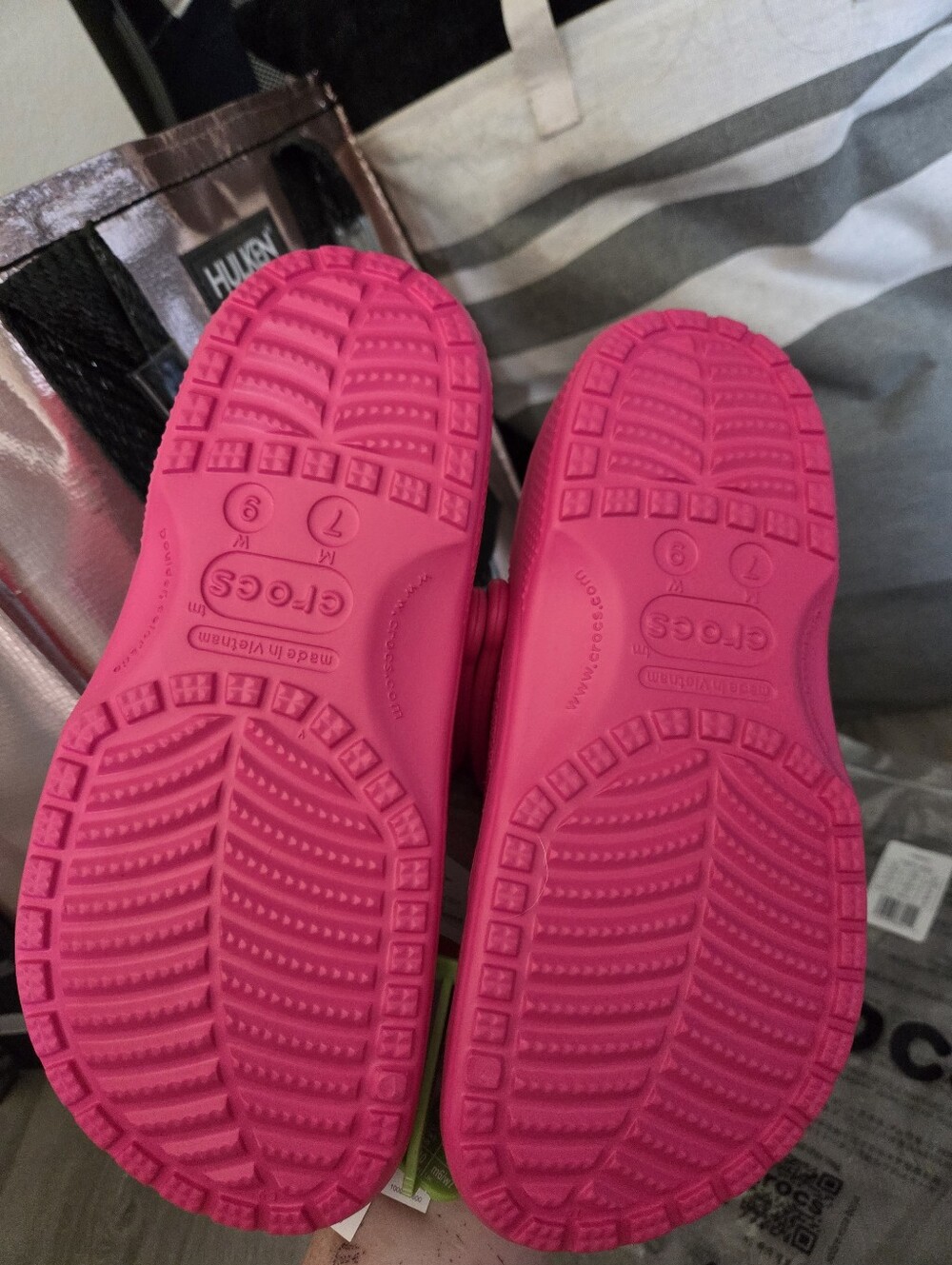 CROCS Women Size 9 Men Size 7 Classic Clogs in Dragon Fruit- Hot Pink Nwt - Picture 3 of 5
